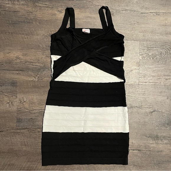 ⭐️4 for $10⭐️Black & White Striped Bodycon Dress. - Picture 2 of 8